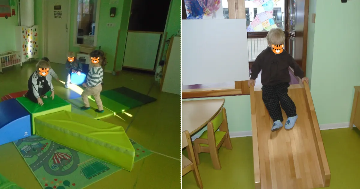Enfants en activité dans un espace motricité en micro-crèche à Sélestat avec modules et jeux d’éveil