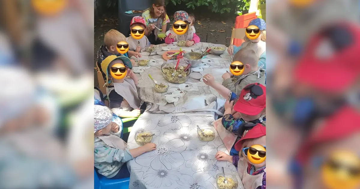 Repas froid préparé sur place et servi dehors à l'ombre dans une micro-crèche à Sélestat